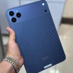 تبلت Modio PC M47 تبلت Modio PC M47 یک گزینه کاربردی و به‌روز برای کسانی است که به‌دنبال یک دستگاه قدرتمند، خوش‌ساخت و مجهز به امکانات کامل هستند. این مدل با سیستم‌عامل Android 15 عرضه شده و با بهره‌گیری از رم 12 گیگابایت و حافظه داخلی 512 گیگابایت، سرعت و فضای ذخیره‌سازی بسیار خوبی را در اختیار کاربر قرار می‌دهد. صفحه‌نمایش 11 اینچی HD تجربه‌ای مناسب برای تماشای فیلم، وب‌گردی، آموزش و کارهای روزمره فراهم می‌کند. همچنین پشتیبانی از دو سیم‌کارت 5G باعث می‌شود این دستگاه برای استفاده‌های اینترنتی و ارتباطی نیز کاملاً به‌صرفه و کارآمد باشد. از دیگر ویژگی‌های این تبلت می‌توان به باتری قدرتمند 10000 میلی‌آمپر اشاره کرد که شارژدهی مناسبی را برای استفاده طولانی‌مدت ارائه می‌دهد. دوربین 13 مگاپیکسلی جلو و 20 مگاپیکسلی عقب نیز امکان ثبت تصاویر و تماس‌های تصویری با کیفیت قابل قبول را فراهم می‌کنند. این محصول به‌همراه کیبورد، شارژر، کاور، گلس و قلم ارائه می‌شود تا کاربر یک پکیج کامل و آماده استفاده در اختیار داشته باشد. Modio PC M47 انتخابی مناسب برای کار، آموزش، سرگرمی و استفاده روزمره است و با امکانات متنوع خود می‌تواند نیازهای مختلف کاربران را به‌خوبی پوشش دهد.