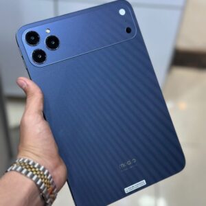 تبلت Modio PC M47 تبلت Modio PC M47 یک گزینه کاربردی و به‌روز برای کسانی است که به‌دنبال یک دستگاه قدرتمند، خوش‌ساخت و مجهز به امکانات کامل هستند. این مدل با سیستم‌عامل Android 15 عرضه شده و با بهره‌گیری از رم 12 گیگابایت و حافظه داخلی 512 گیگابایت، سرعت و فضای ذخیره‌سازی بسیار خوبی را در اختیار کاربر قرار می‌دهد. صفحه‌نمایش 11 اینچی HD تجربه‌ای مناسب برای تماشای فیلم، وب‌گردی، آموزش و کارهای روزمره فراهم می‌کند. همچنین پشتیبانی از دو سیم‌کارت 5G باعث می‌شود این دستگاه برای استفاده‌های اینترنتی و ارتباطی نیز کاملاً به‌صرفه و کارآمد باشد. از دیگر ویژگی‌های این تبلت می‌توان به باتری قدرتمند 10000 میلی‌آمپر اشاره کرد که شارژدهی مناسبی را برای استفاده طولانی‌مدت ارائه می‌دهد. دوربین 13 مگاپیکسلی جلو و 20 مگاپیکسلی عقب نیز امکان ثبت تصاویر و تماس‌های تصویری با کیفیت قابل قبول را فراهم می‌کنند. این محصول به‌همراه کیبورد، شارژر، کاور، گلس و قلم ارائه می‌شود تا کاربر یک پکیج کامل و آماده استفاده در اختیار داشته باشد. Modio PC M47 انتخابی مناسب برای کار، آموزش، سرگرمی و استفاده روزمره است و با امکانات متنوع خود می‌تواند نیازهای مختلف کاربران را به‌خوبی پوشش دهد.