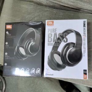 هدفون بلوتوث JBL: صدا رو با جون و دل حس کن! میدونی چیه، وقتی اسم JBL میاد، یعنی کیفیت صدا رو داری. این هدفونهای بلوتوثیشون هم از این قاعده مستثنی نیستن. اگه دنبال صدایی هستی که هم شفاف باشه، هم بیس خوبی داشته باشه و هم واقعاً حس کنی موسیقی رو داری زندگی میکنی، JBL انتخاب خوبیه. این هدفونها معمولاً طوری طراحی شدن که هم راحت باشن، هم موقع استفاده طولانی اذیتت نکنن. بلوتوثشون هم که دیگه حرف نداره؛ وصل شدنش راحته و قطعی نداره، پس میتونی با خیال راحت آهنگ گوش کنی، پادکست دنبال کنی یا حتی اگه لازم شد، یه تماس مهم رو جواب بدی بدون اینکه صدات قطع و وصل بشه. خیلیهاشون باتریهای قوی دارن که تا ساعتها میتونی ازشون استفاده کنی، پس لازم نیست همش نگران شارژ باشی. خلاصه اینکه اگه کیفیت صدا برات اولویته و میخوای یه هدفون مطمئن و خوشصدا داشته باشی که حسابی ازش لذت ببری، JBL رو حتماً در نظر بگیر.