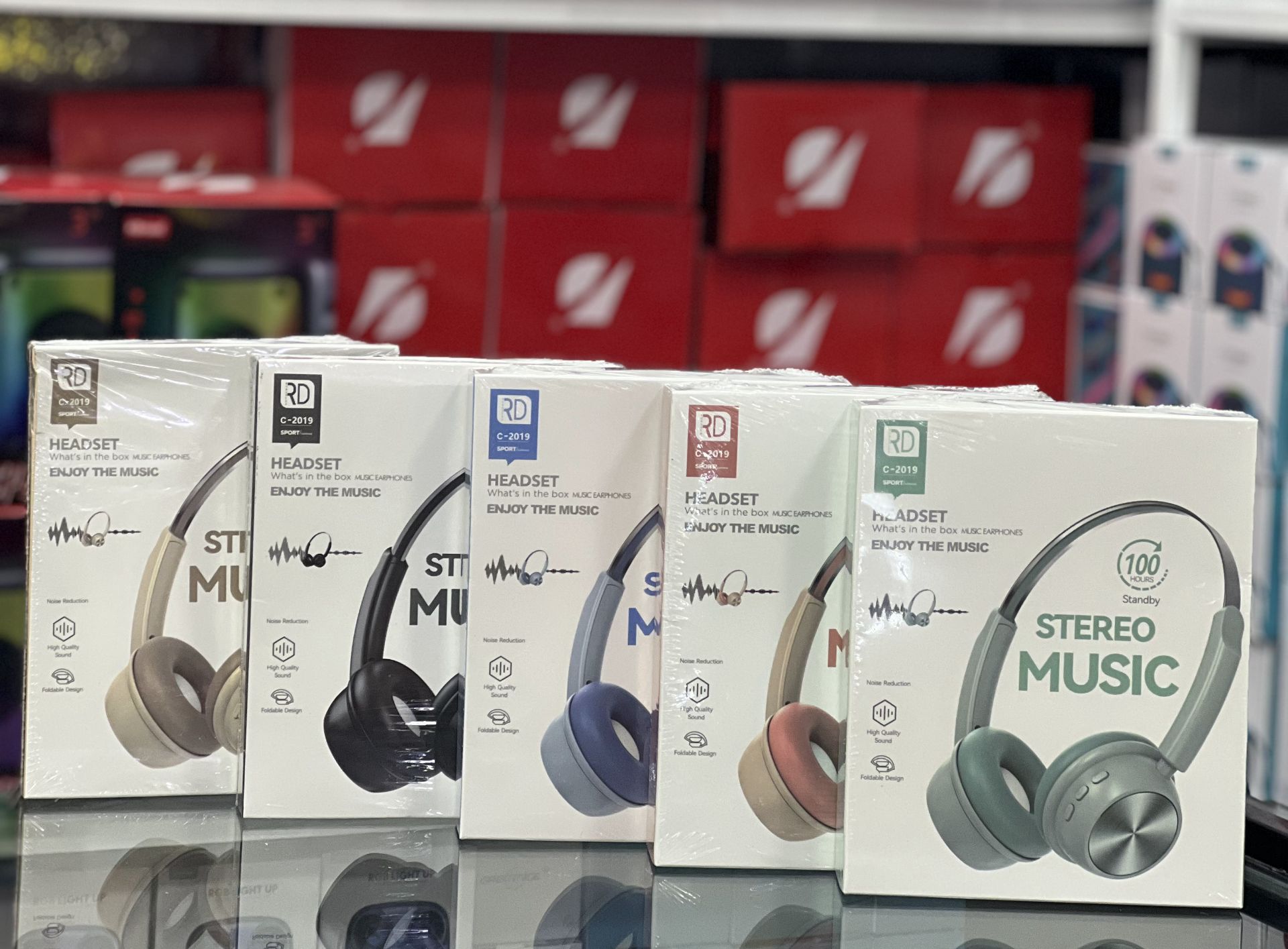 عنوان: 🎧 با هدفون STEREO، موسیقی رو با تمام وجود حس کن! دنبال یه هدفون میگردی که جیبت رو خالی نکنه ولی کیفیت صداش هم از اون مدلهای معمولی بهتر باشه؟ 🤔 هدفون بیسیم STEREO دقیقاً همون چیزیه که دنبالشی! ✅ بدون سیم و بدون دردسر: با بلوتوث راحت وصل میشه. ✅ صدای شفاف و باکیفیت: مخصوص گوش دادن به آهنگهای مورد علاقهات. ✅ راحتی بینظیر: اونقدر سبکه که یادت میره روی گوشته! مناسب برای: ورزش، مطالعه، مکالمه و استفاده روزمره در مترو و اتوبوس. 🏃♂️📚 🚀 همین حالا سفارش بده و لذت شنیدن رو دوچندان کن!