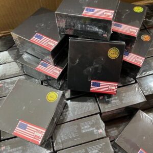 اگر به دنبال یک هندزفری بی‌سیم باکیفیت، طراحی زیبا و عملکرد قابل‌اعتماد هستید، AirPods Pro 2 مشکی می‌تواند انتخابی مناسب برای استفاده روزمره، محل کار، ورزش و سفر باشد. این محصول با طراحی ارگونومیک و وزن سبک، به‌خوبی در گوش قرار می‌گیرد و حتی در استفاده طولانی‌مدت نیز احساس راحتی ایجاد می‌کند. کیفیت صدای این مدل بسیار شفاف و قدرتمند است و با تفکیک مناسب صدا، تجربه‌ای لذت‌بخش از گوش دادن به موسیقی، تماشای فیلم، بازی و مکالمه‌های تلفنی فراهم می‌کند. میکروفون با کیفیت نیز باعث می‌شود صدای شما هنگام تماس‌ها واضح و بدون افت کیفیت منتقل شود. باتری اصلی به‌کاررفته در این ایرپاد، شارژدهی مناسبی را برای استفاده روزانه ارائه می‌دهد و به شما امکان می‌دهد ساعت‌ها بدون نگرانی از تمام شدن شارژ، از دستگاه استفاده کنید. همچنین اتصال سریع و پایدار، تجربه‌ای روان و بدون قطعی را هنگام اتصال به گوشی‌های هوشمند و سایر دستگاه‌های سازگار فراهم می‌کند. طراحی شیک و رنگ مشکی جذاب این محصول، ظاهر مدرن و زیبایی به آن بخشیده و برای استفاده در محیط‌های مختلف مناسب است. این مدل برای گوش دادن به موسیقی، شرکت در کلاس‌های آنلاین، تماس‌های کاری، استفاده از شبکه‌های اجتماعی و فعالیت‌های روزمره انتخابی کاربردی محسوب می‌شود. این محصول با کیفیت ساخت بالا و مونتاژ دقیق تولید شده و به‌همراه گارانتی عرضه می‌شود تا با اطمینان بیشتری خرید کنید. اگر به دنبال یک ایرپاد با کیفیت مناسب، عملکرد قابل اعتماد و قیمت مقرون‌به‌صرفه هستید، AirPods Pro 2 مشکی می‌تواند گزینه‌ای ایده‌آل برای شما باشد.